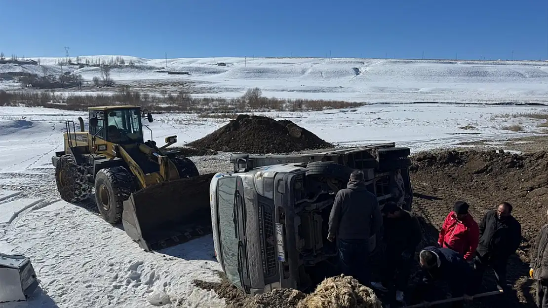 Van'da kontrolden çıkan kamyon devrildi