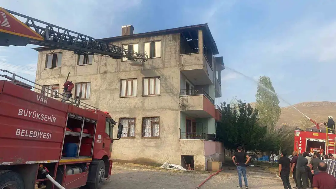 Van'da Korkutan Çatı Yangını Paniğe Neden Oldu