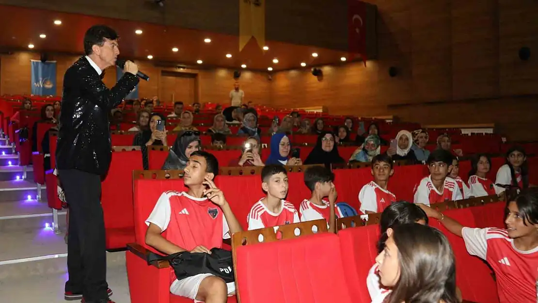 Van'da Meddah Gösterisi: Eğlence ve Düşüncelere Doygu dolu Anlar