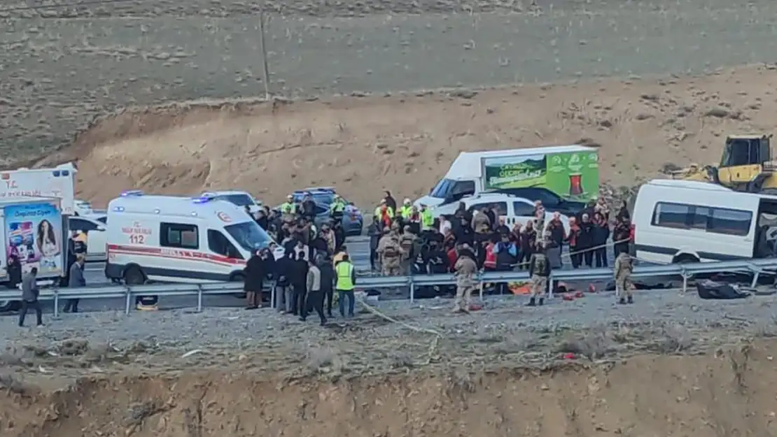 Van'da minibüs ile kamyonet çarpıştı, can kaybı 8'e çıktı