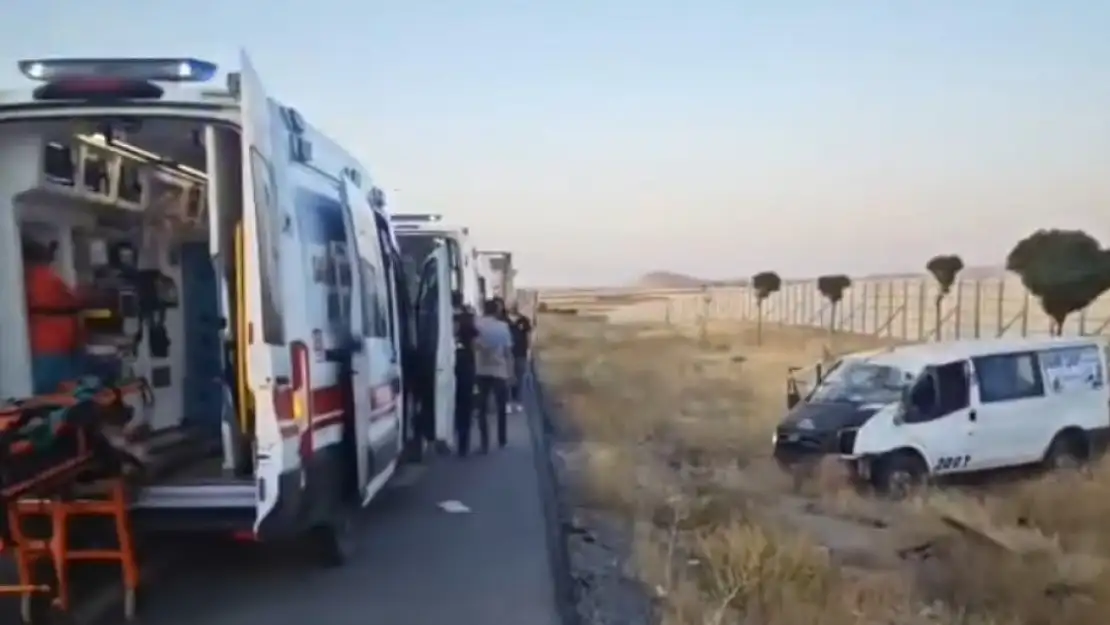 Van'da minibüs kazası: 2 ölü, 3 yaralı, otopsi için cenazeler Adli Tıp'a sevk edildi