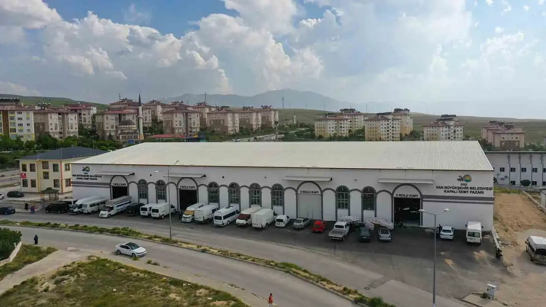 Van'da Modern Kapalı Semt Pazarı Açıldı, Vali Ozan Balcı Esnafla Bir Araya Geldi