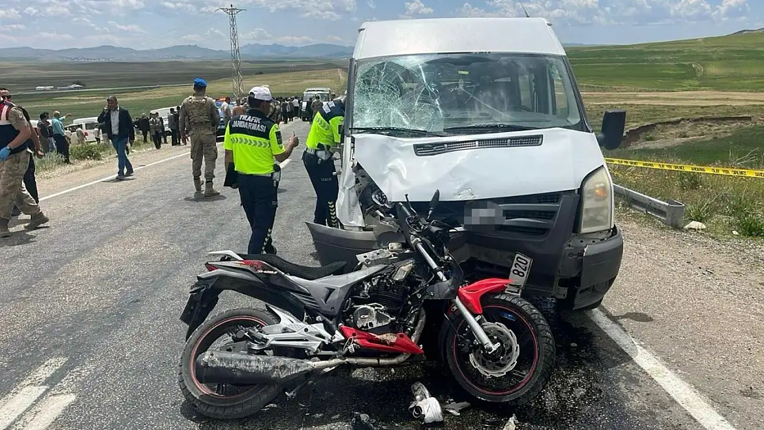 Van'da Motosiklet ve Minibüs Çarpıştı: İki Can Kaybı!