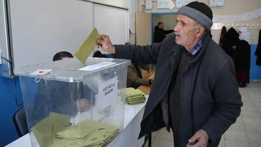 Van'da muhtar adayları sahada seçmenler sandık başında