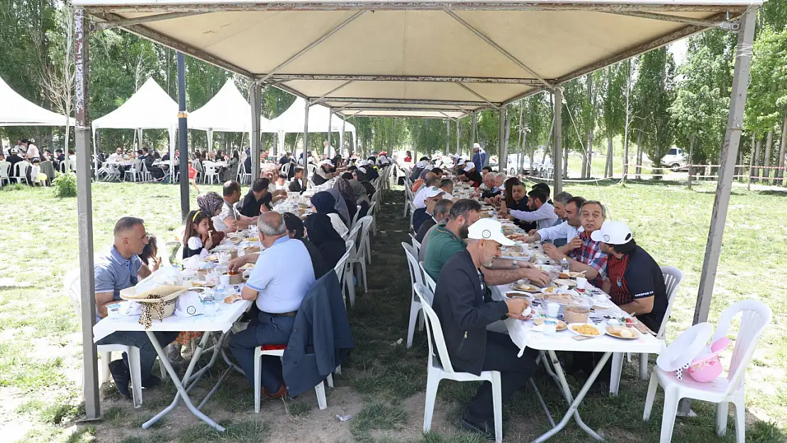 Van'da Muradiye Şelalesi'nde Doğayla İç İçe Unutulmaz Kahvaltı Etkinliği Gerçekleşti