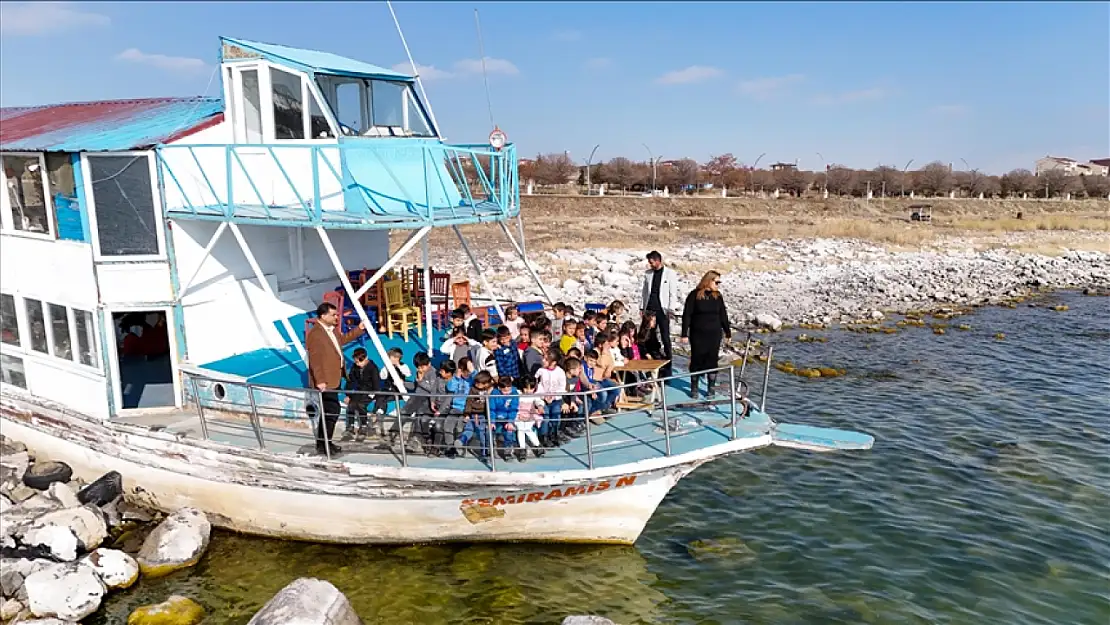 Van'da okuma yazma öğrenen miniklere teknede unutulmaz gün