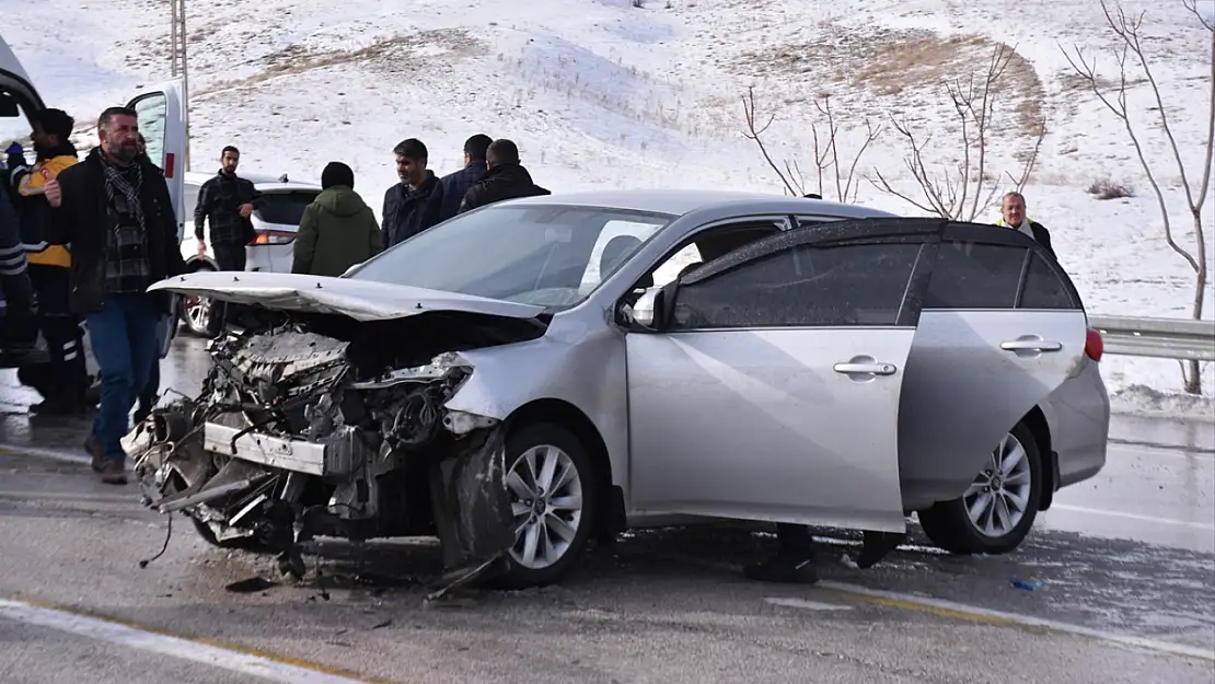 Van'da otomobil bariyerlere çarptı: 5 yaralı