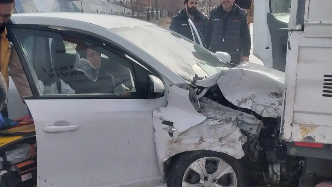 Van'da otomobil ile kamyonet çarpıştı: 2 yaralı