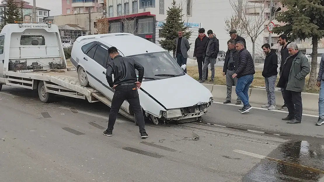 Van'da otomobil tıra çarptı: 1 yaralı