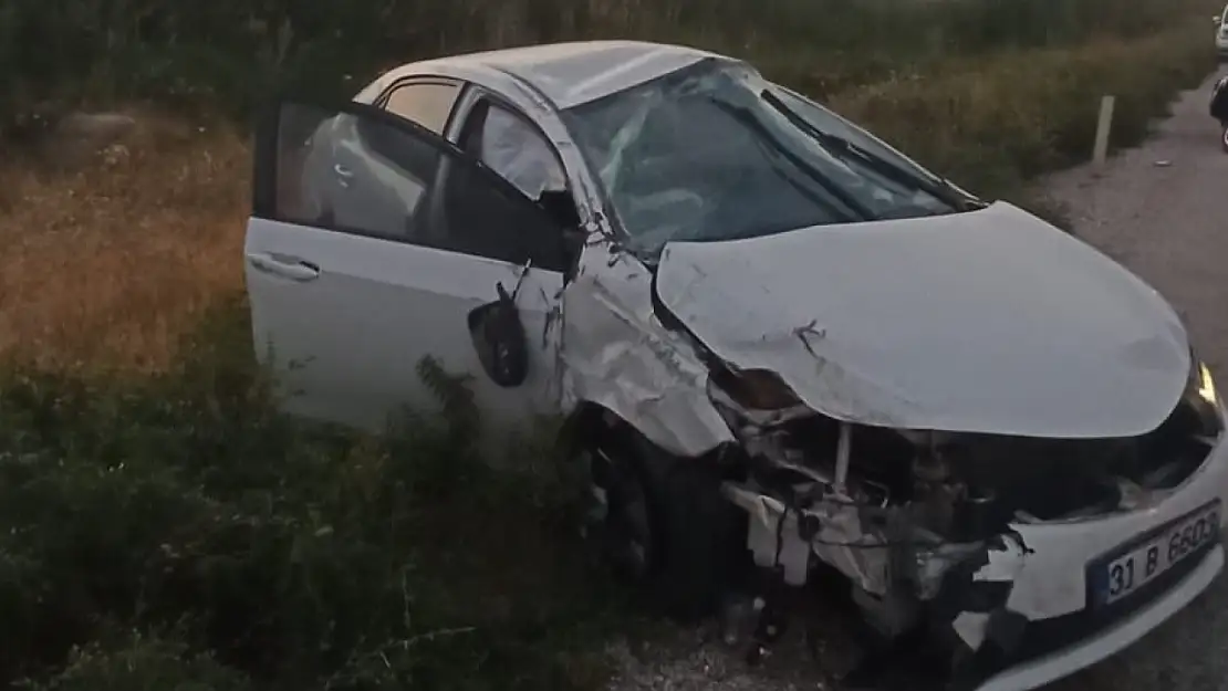 Van'da Otomobil ve Kamyonet Çarpıştı: 6 Kişi Yaralandı