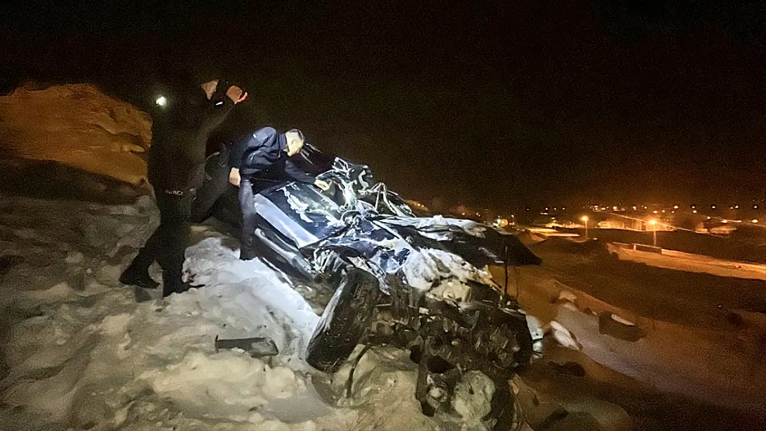 Van'da pikap şarampole yuvarlandı: Sürücü ağır yaralı