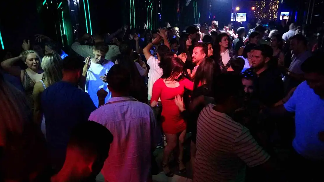 Van'da savaşın gölgesinde kalan İranlı turistler eğlencede buluştu