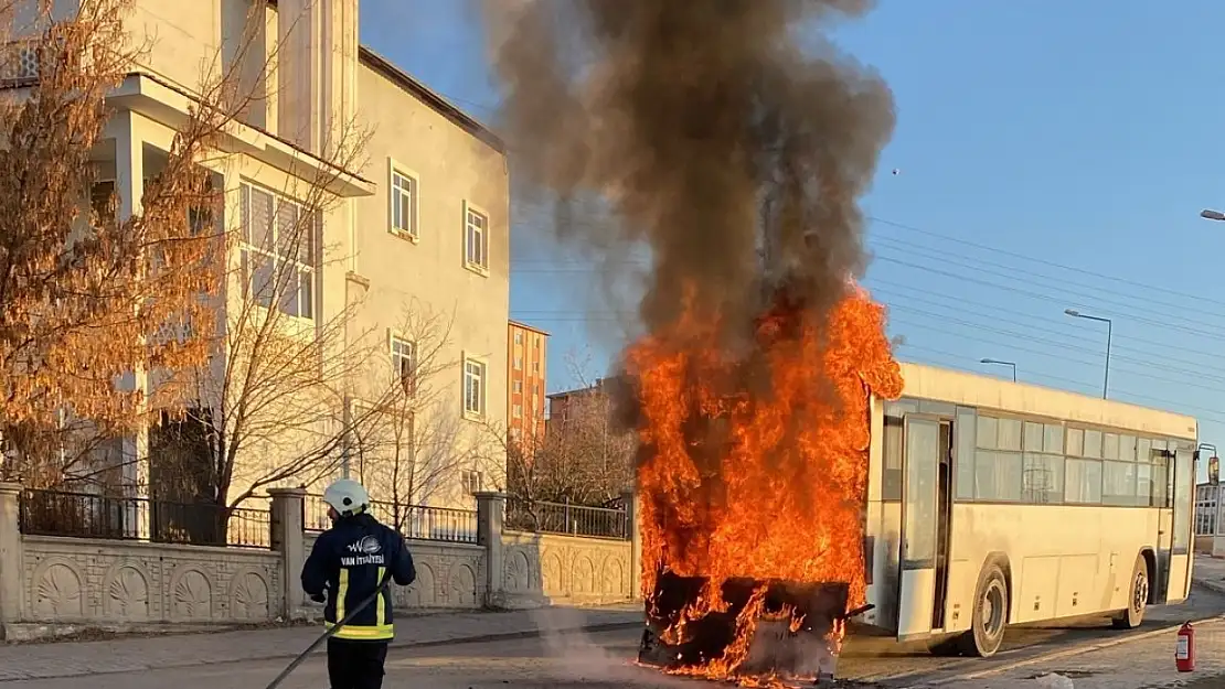 Van'da seyir halindeki servis otobüsü alevlere teslim oldu