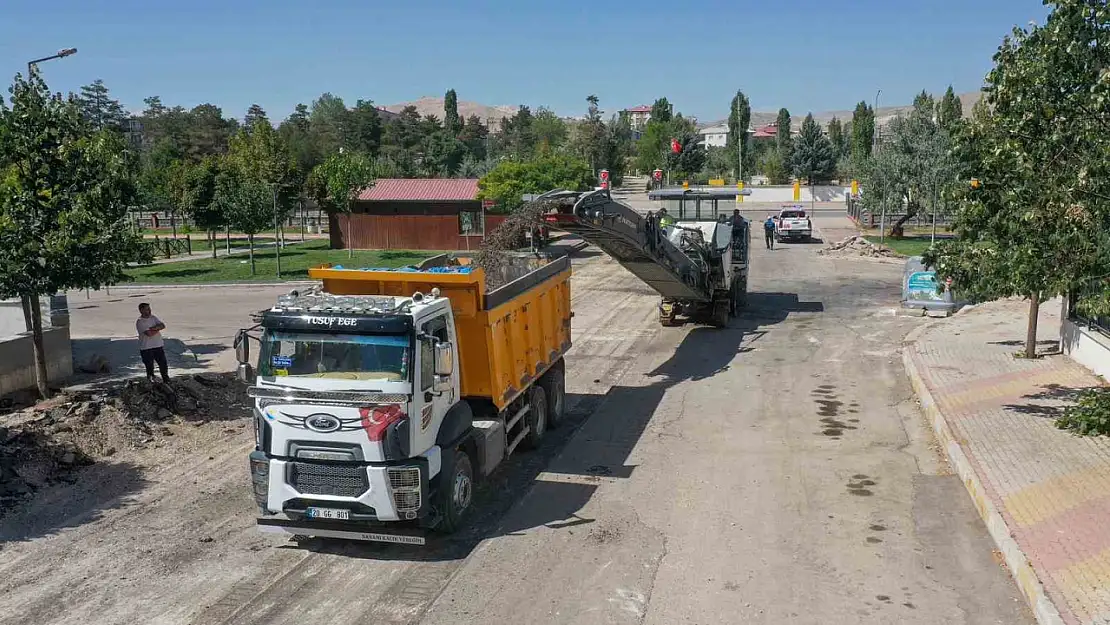 Van'da Suvaroğlu Caddesi ve Polatoğlu Sokak yenileniyor, trafik alternatif güzergahlarla rahatlayacak.