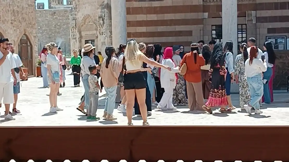 Van'da Tarihi Camiye Uygunsuz Kıyafetle Giriş Tepkilere Neden Oldu