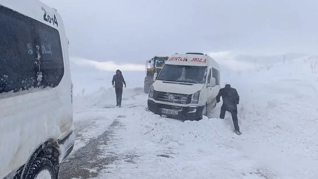 Van'da tipide mahsur kalan öğrenciler ve vatandaşlar kurtarıldı