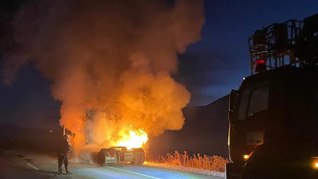 Van'da tır yangınında alevler her yeri sardı