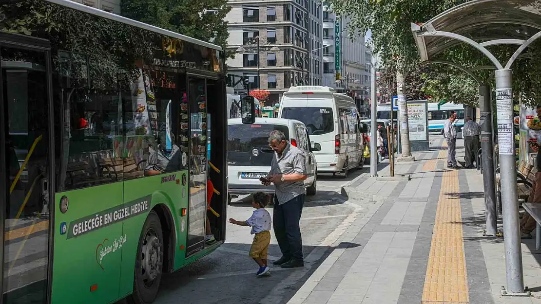 Van'da toplu ulaşım araçları, çevre bilincini artırmak için yeşil renge boyandı!