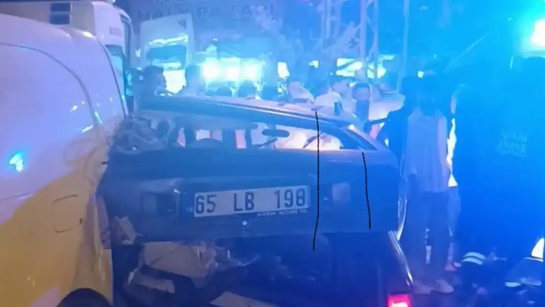 Van'da trafiği altüst eden kazanın güvenlik kamerası görüntüleri gün yüzüne çıktı