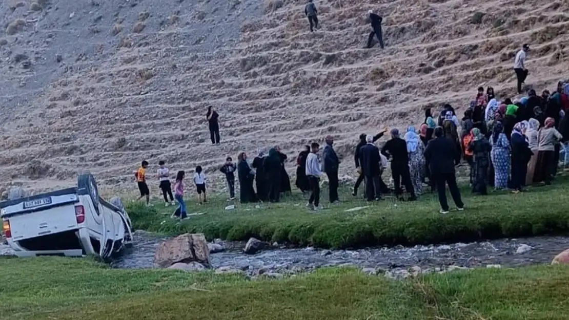 Van'da Uçuruma Düşen Kamyonette 6 Kişi Yaralandı