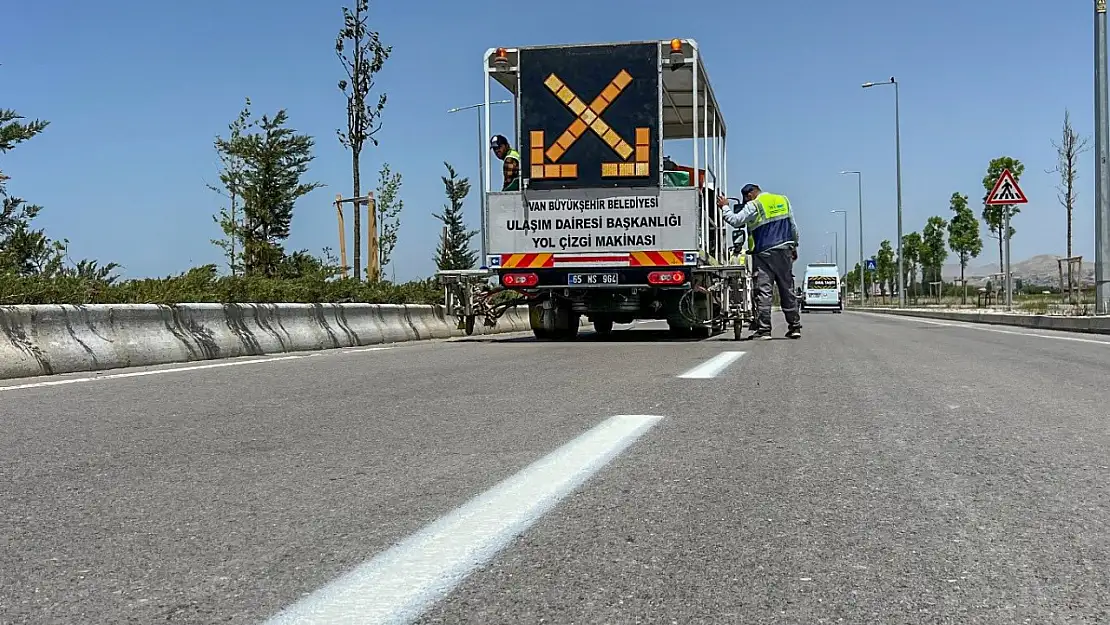 Van'da ulaşım güvenliği için yol çizgileri yenileniyor, yaya geçitleri düzenleniyor