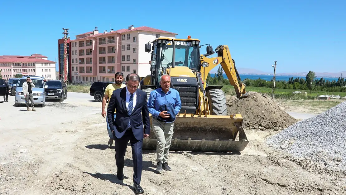 Van'da Ulaşımı Rahatlatacak Elmalık Yolunda Çalışmalar Sürüyor