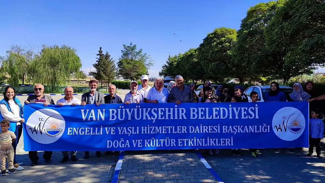 Van'da yaşlılar için düzenlenen piknik etkinliği katılımcılara keyifli anlar sundu.