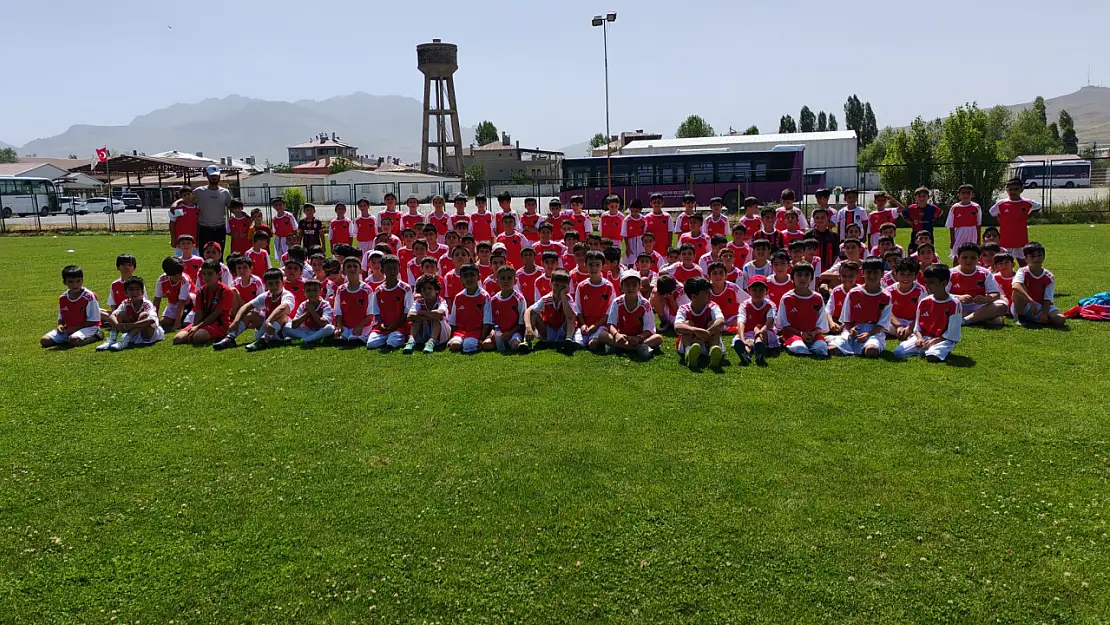 Van'da Yaz Spor Okulu, 400 Öğrenciye Futbol Eğitimi Vererek Gençleri Geliştiriyor