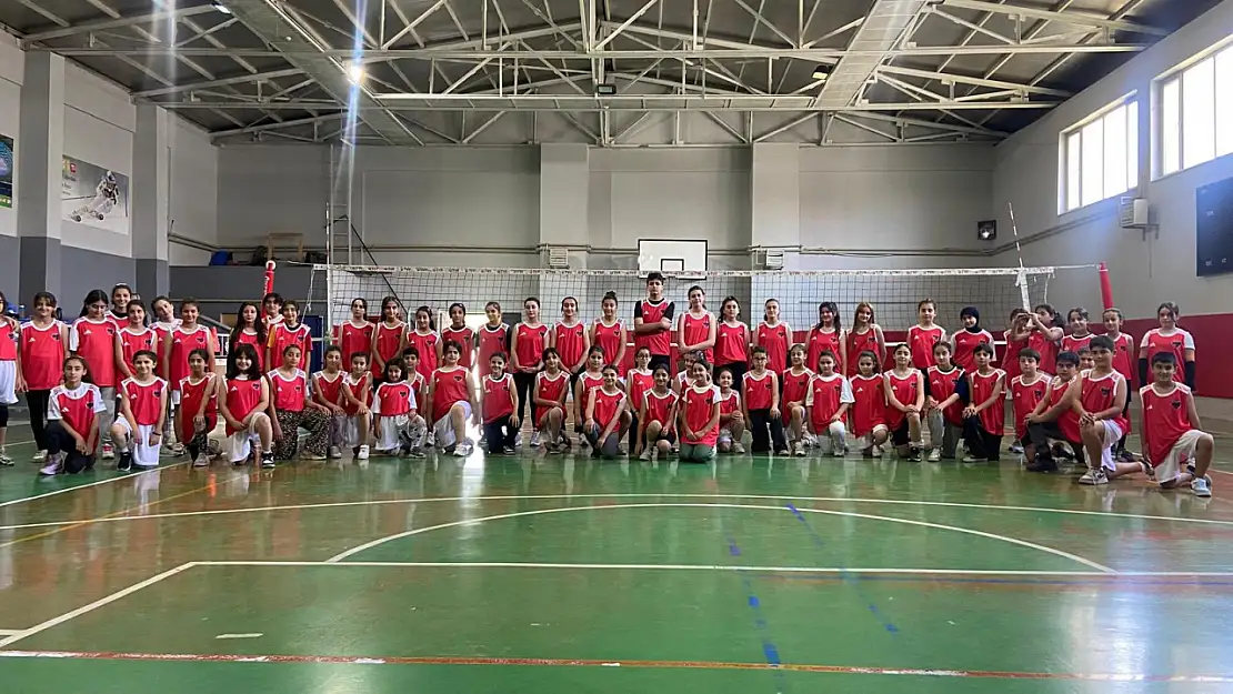Van'da Yaz Spor Okulu ile Genç Voleybolcular Yetişiyor