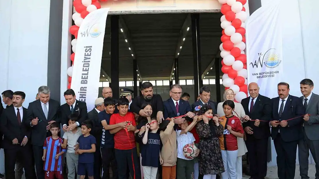 Van'da yeni kapalı semt pazarı hizmete girdi, Vali Balcı açılışını yaptı