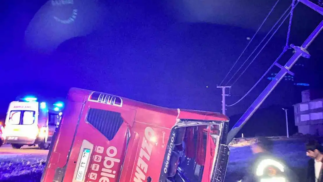 Van'da yolcu otobüsü devrildi: 33 yaralı, durumlar genelde hafif!