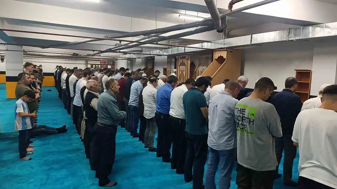 Van'daki Hazreti Ömer Camii yıkımına geçici mescitle devam ediliyor