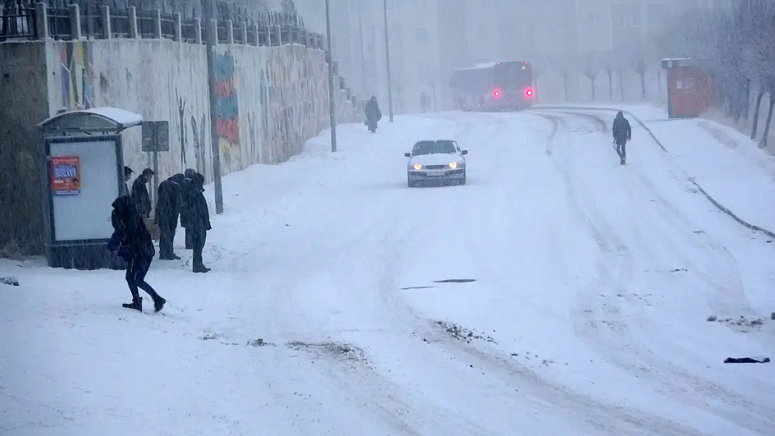 Van'daki yoğun kar yağışı uçak seferlerini rötara uğrattı