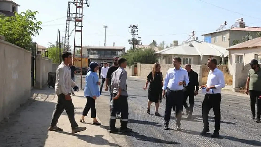 Van Edremit Belediyesi Eşbaşkanları Yol Asfaltlama Çalışmalarını İnceledi