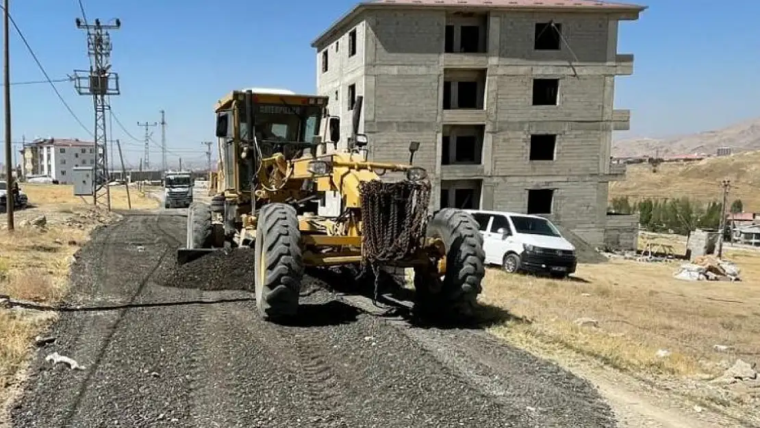Van Edremit'te Yol ve Altyapı Çalışmaları Hız Kesmeden Devam Ediyor