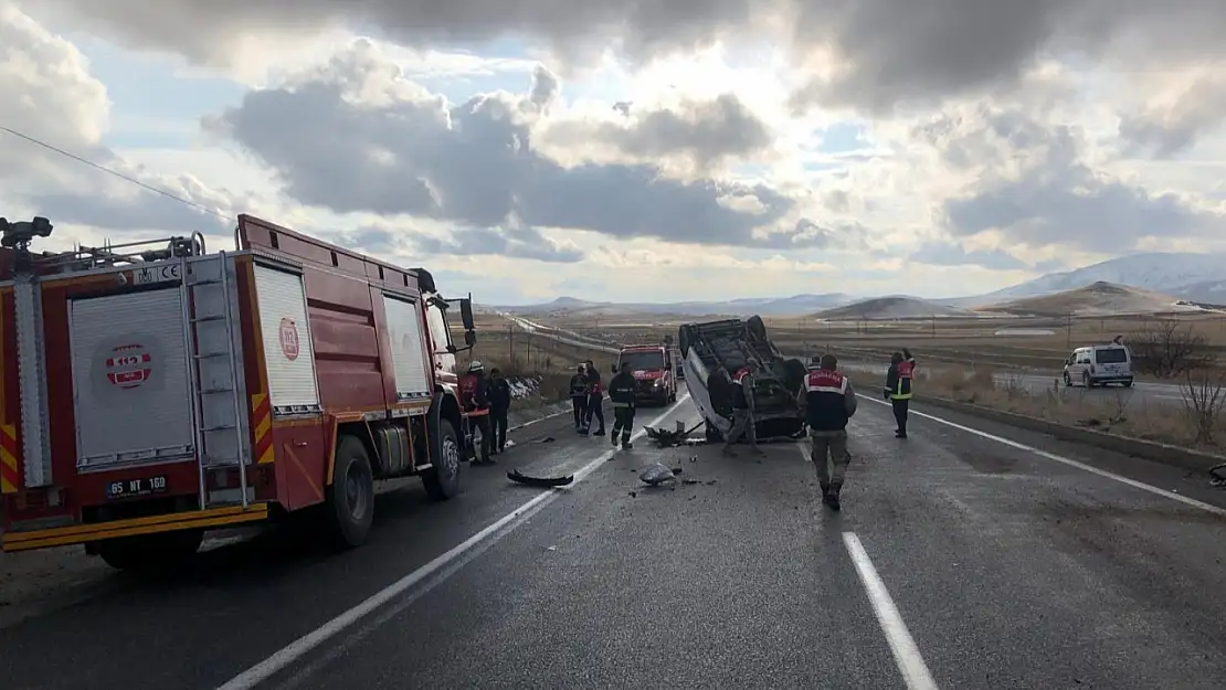 Van-Erciş yolunda minibüs takla attı