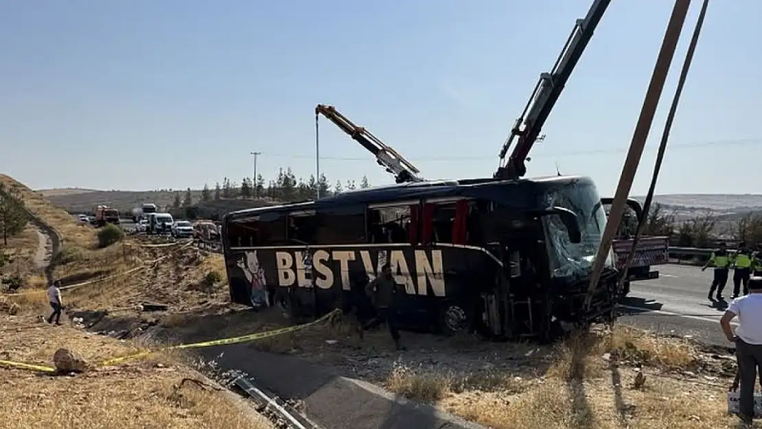 Van Firmasına Ait Yolcu Otobüsü Urfa'da Devrildi: 27 Yaralı