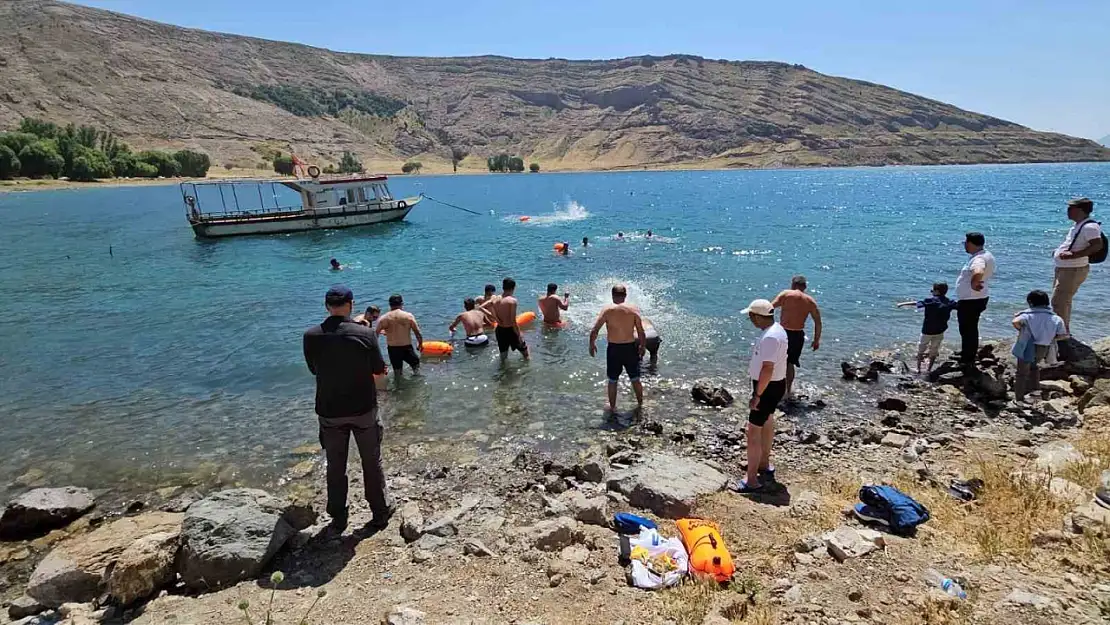 Van Gölü Aktivistleri, Kabotaj Bayramı'nı yüzerek kutladı