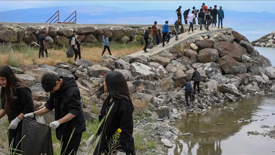 Van Gölü'nde 500 Öğrenci Temizlik Etkinliğiyle Farkındalık Yaratıyor