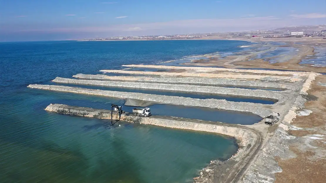 Van Gölü'nde dip çamuru temizliği: 1 milyon 955 bin metreküp balçık çıkarıldı