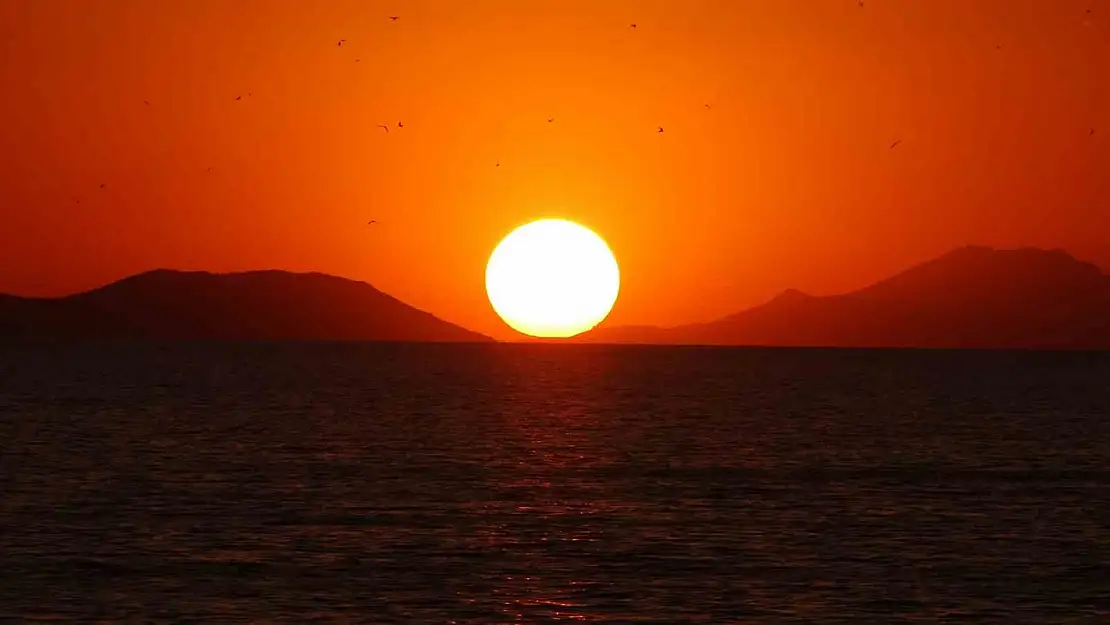 Van Gölü'nde Gün Batımı ve Dolunay Görsel Şöleni İle Büyüledi
