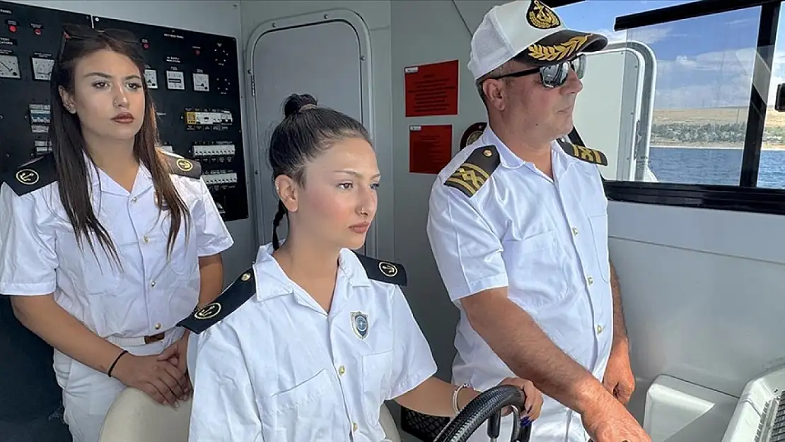 Van Gölü'nde Kadın Stajyer Kaptanların Yönetimindeki İlk Deneyimlerin Heyecanı