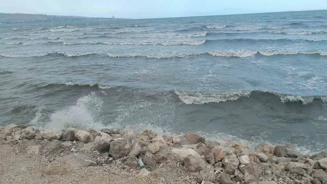 Van Gölü'nde Şiddetli Rüzgarın Etkisiyle Dalgalar, Sahili Vurdu