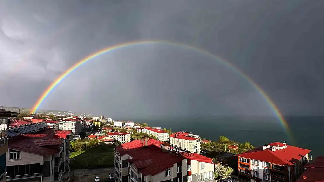 Van Gölü'nde Yağmur Sonrası Gökkuşağı Renk Cümbüşüyle Görsel Şölen Yarattı