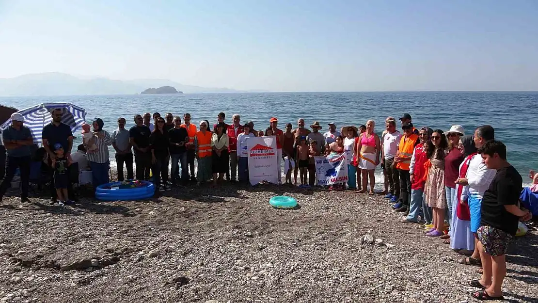 Van Gölü'nü Temizlemek İçin Gönüllüler Çöpleri Topladı ve Duvarları Renklendirdi