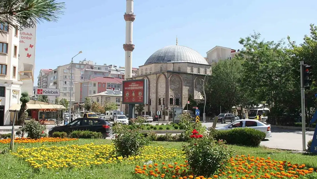 Van'ın Caddeleri ve Kavşakları Renkleniyor: Çiçekler Şehri Süslüyor