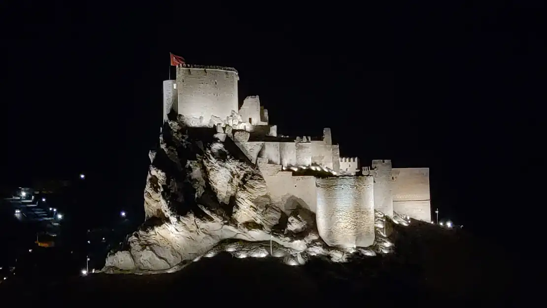 Van'ın tarihi mekanları gece ışıklandırmayla büyüleyici bir görünüme kavuştu