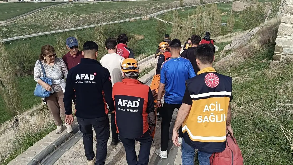 Van Kalesi'nde Düşme Sonucu Yaralanan Yaşlı Kadın,Kurtarma Ekiplerince Hayata Döndürüldü!