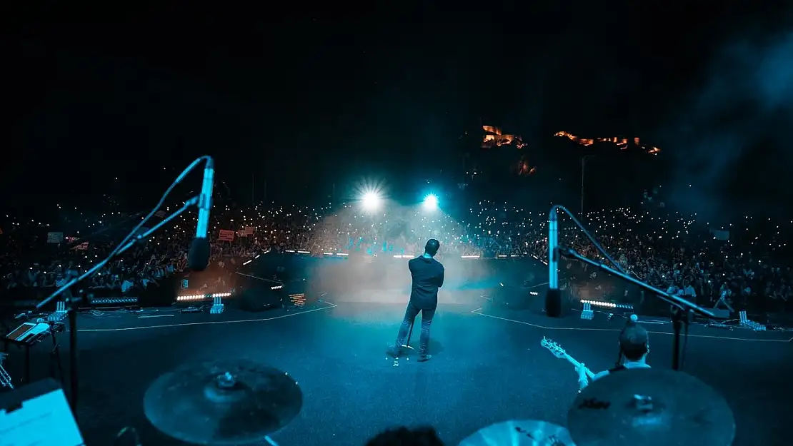 Van Kültür Yolu Festivali coşkuyla sona erdi, Gökhan Türkmen unutulmaz bir konserle hayranlarını büyüledi
