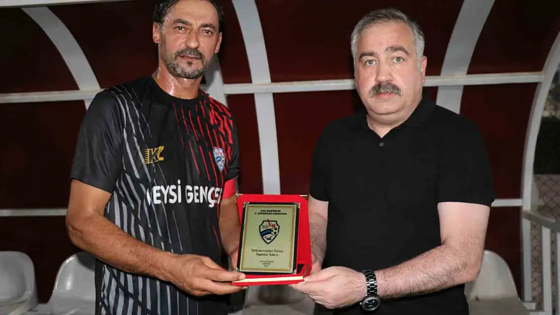 Van Masterler, İran'la dostluğu pekiştiren futbol turnuvasında şampiyon oldu!